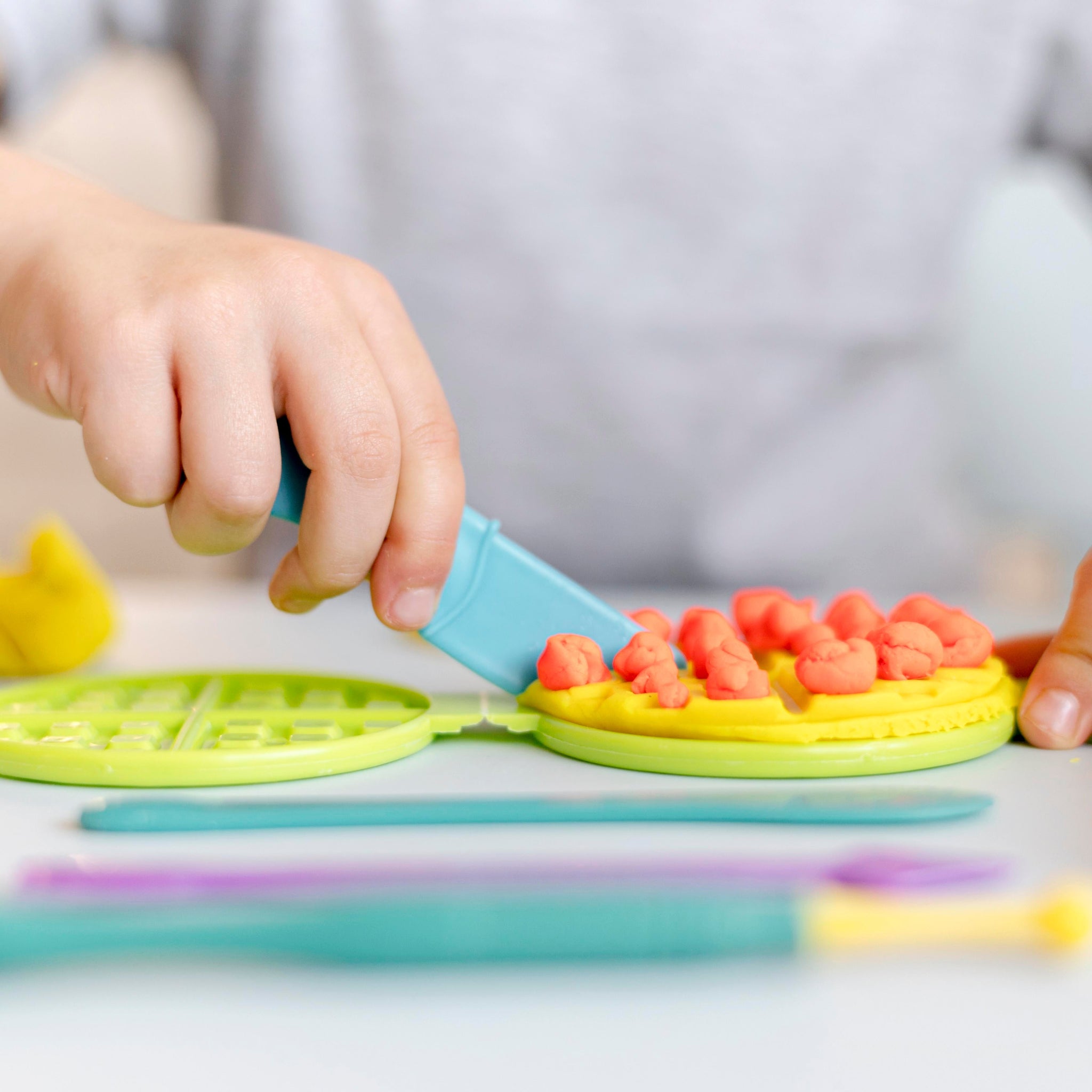 Brincadeiras com as mãos para os pequenos estimularem a criatividade