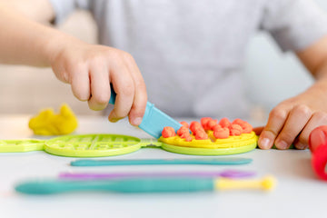 Brincadeiras com as mãos para os pequenos estimularem a criatividade